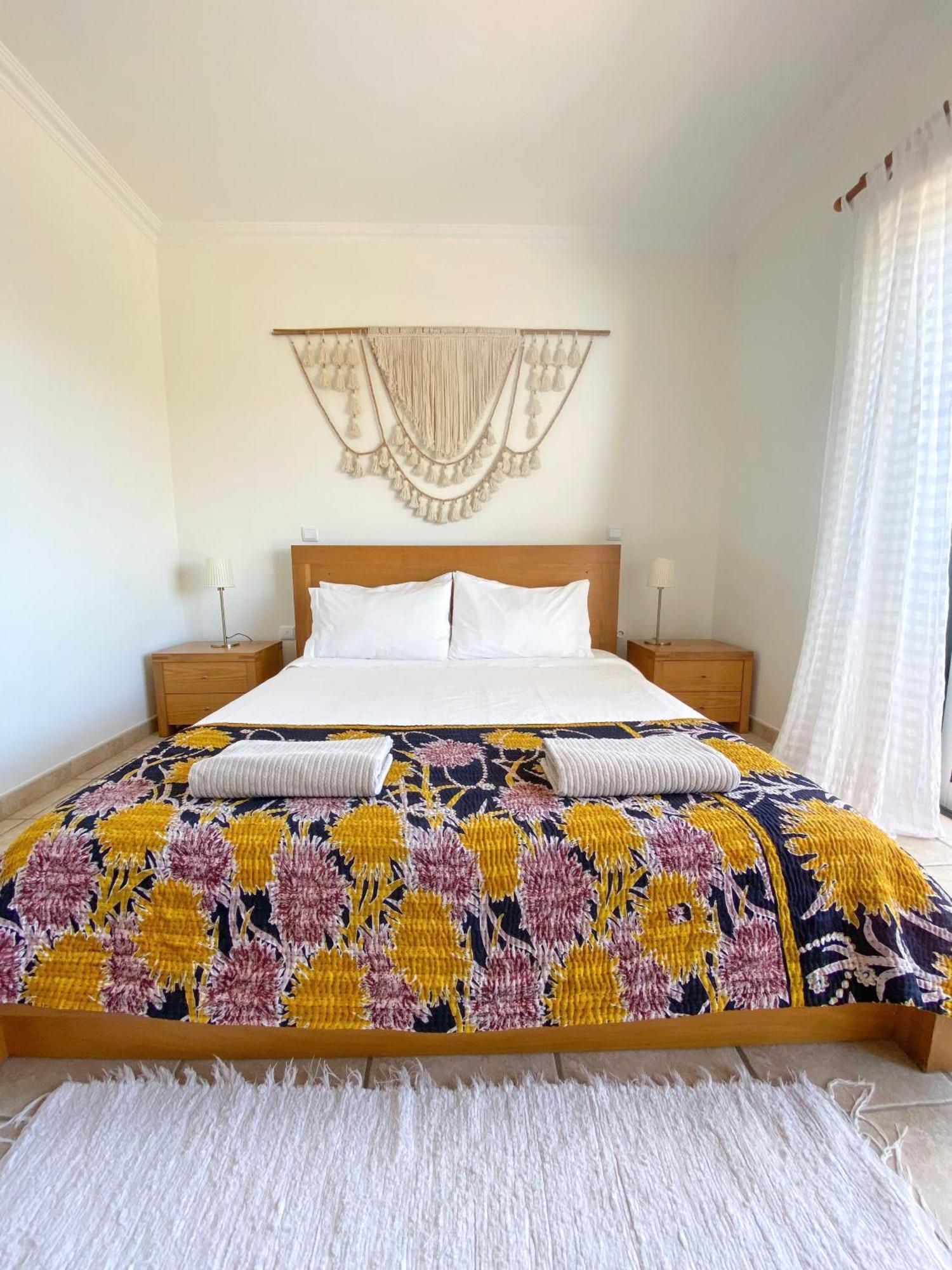 Casa Lua Guesthouse บูร์เกา ภายนอก รูปภาพ