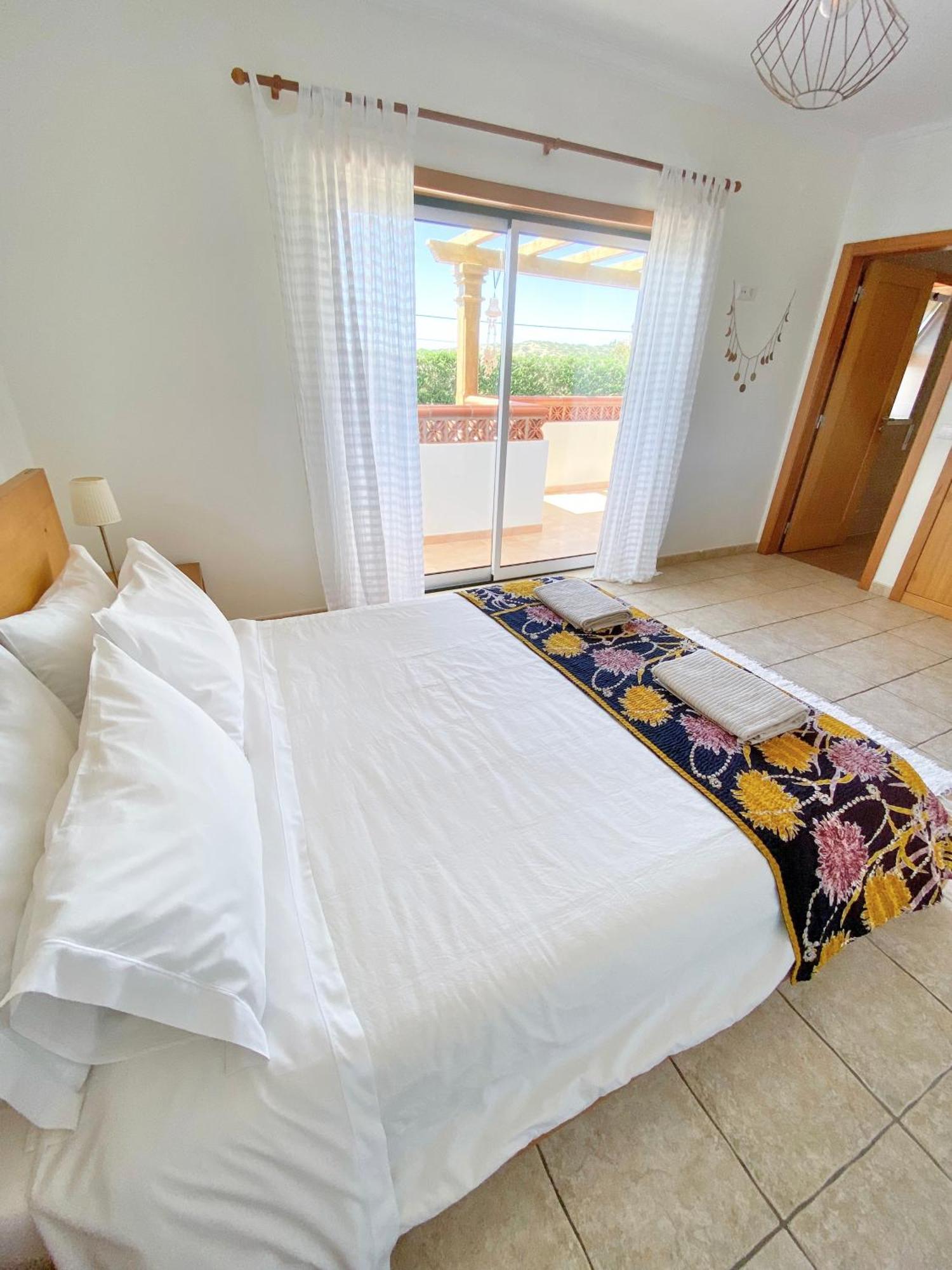 Casa Lua Guesthouse บูร์เกา ภายนอก รูปภาพ