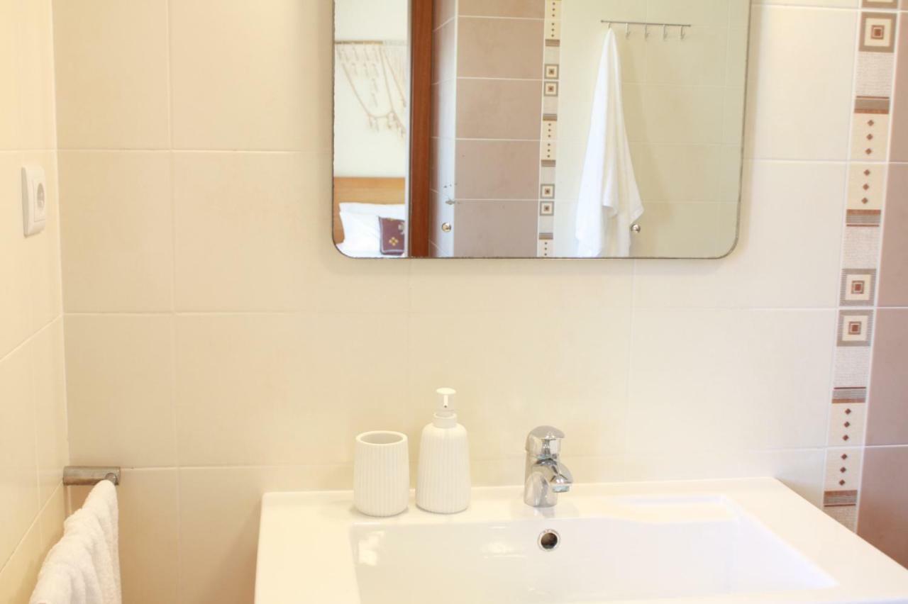 Casa Lua Guesthouse บูร์เกา ภายนอก รูปภาพ